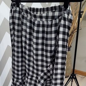 Women's Black and White checked long skirt, size Medium